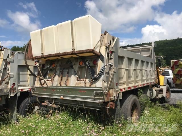 Mack GU713 حراثات ونصول الجليد