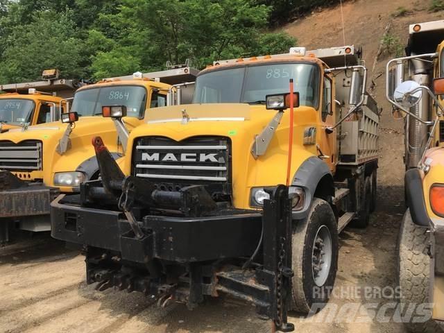 Mack GU713 حراثات ونصول الجليد