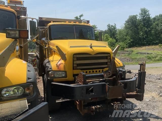 Mack GU713 حراثات ونصول الجليد
