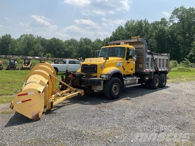 Mack GU713 حراثات ونصول الجليد