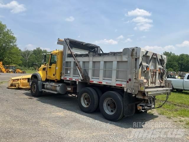 Mack GU713 حراثات ونصول الجليد