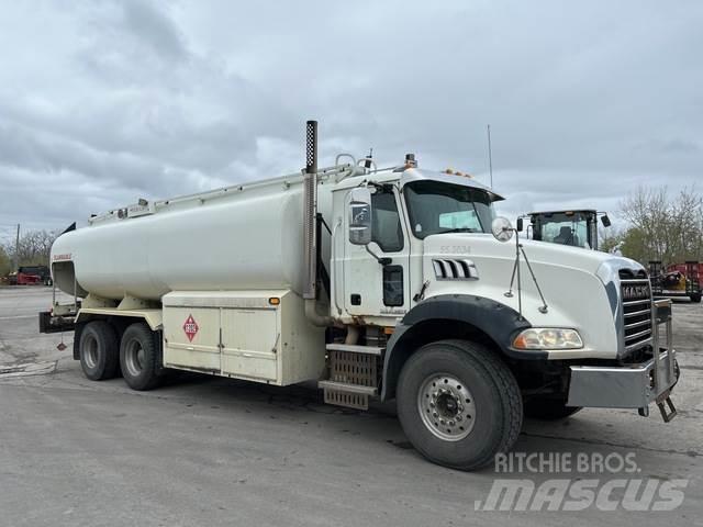 Mack GU813 شاحنات ذات صهاريج