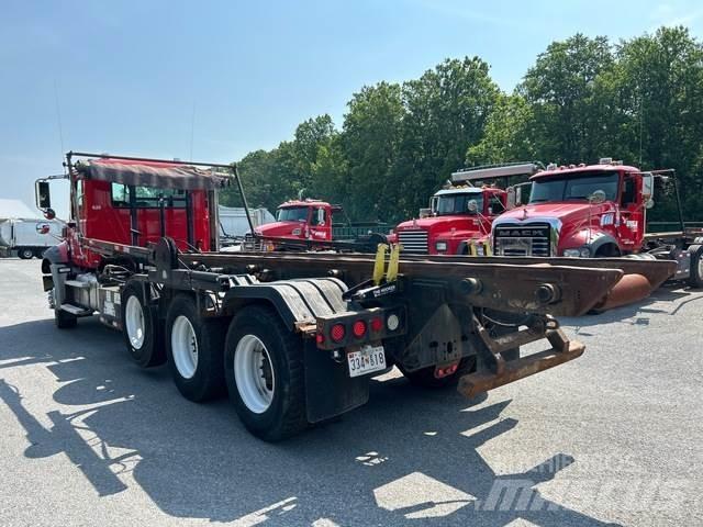 Mack GU813 شاحنات لوادر
