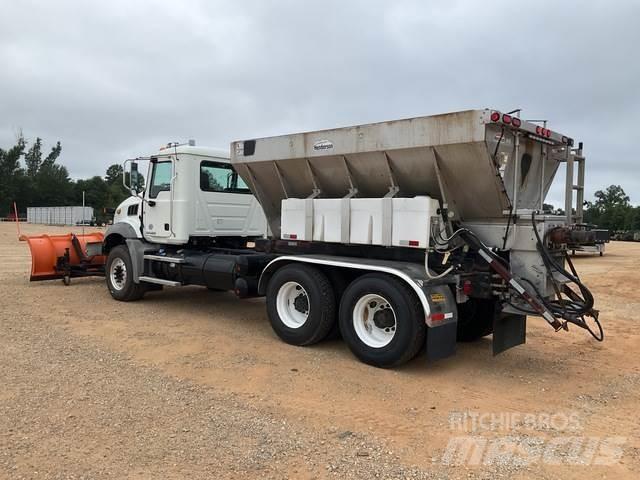Mack GU813 حراثات ونصول الجليد