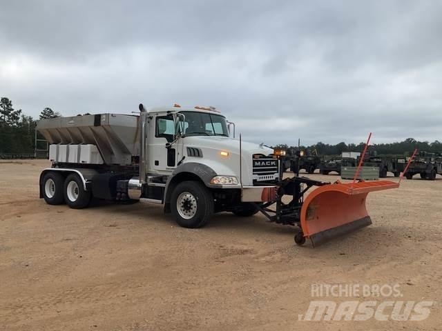 Mack GU813 حراثات ونصول الجليد