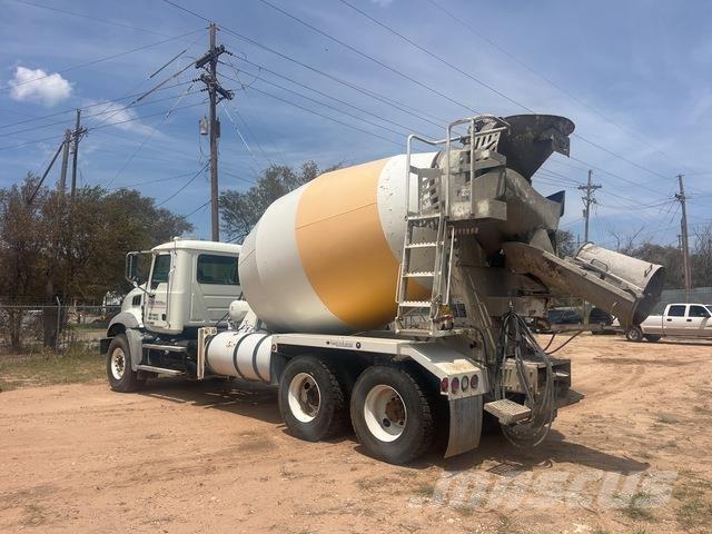 Mack GU813 شاحنات أخرى