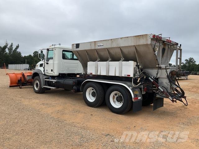 Mack GU813 معدات نشر الرمال والملح
