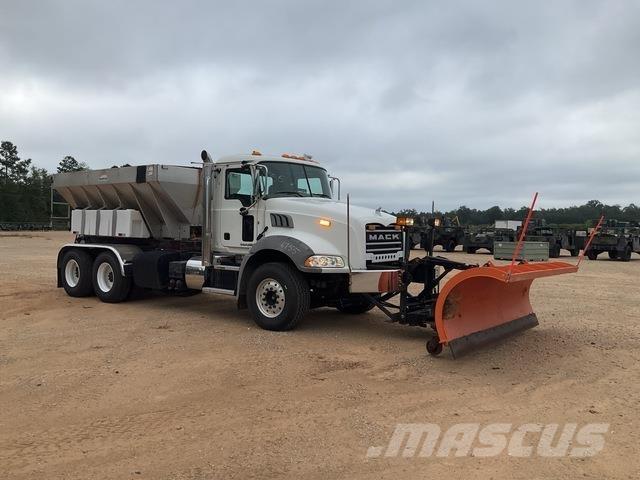 Mack GU813 معدات نشر الرمال والملح