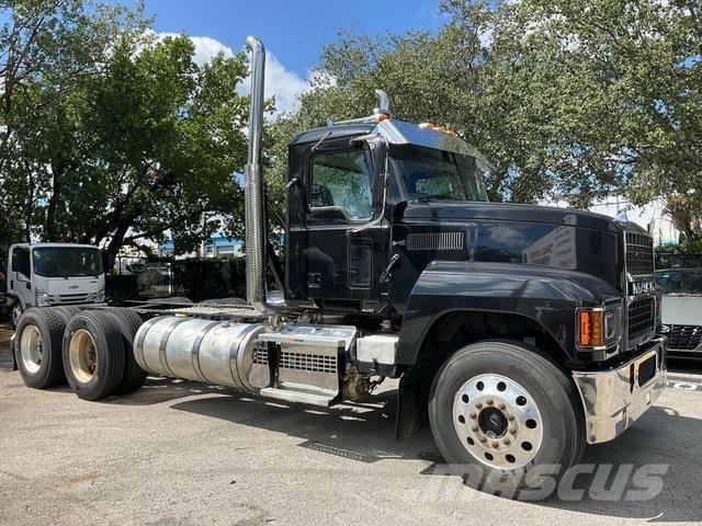 Mack Pinnacle وحدات الجر