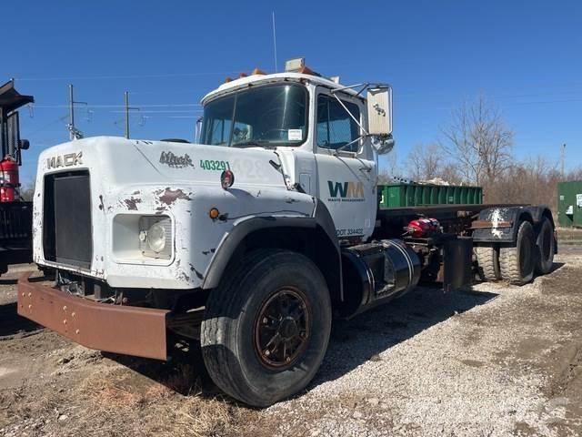 Mack RB690S شاحنات لوادر