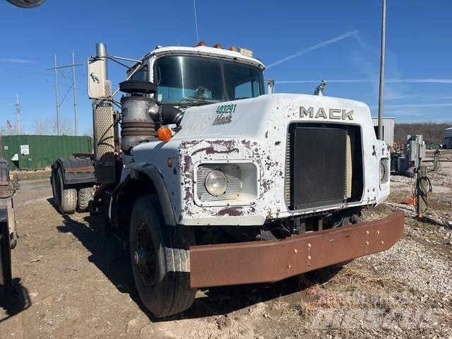 Mack RB690S شاحنات لوادر