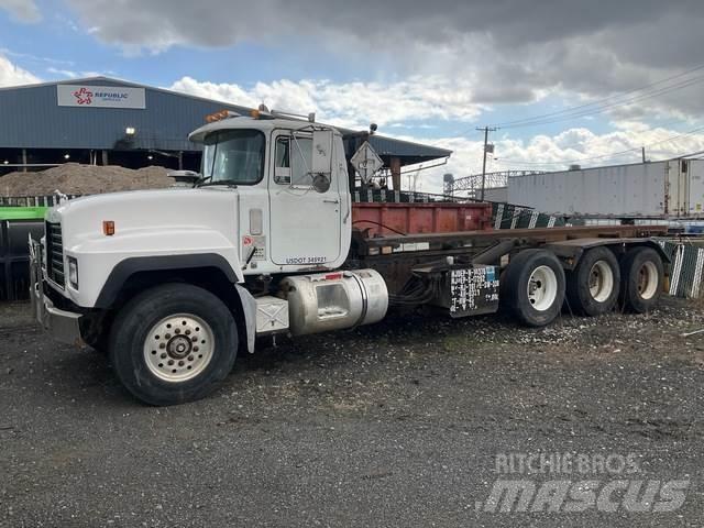 Mack RD688S شاحنات لوادر