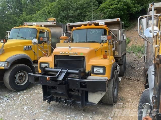 Mack RD688S معدات نشر الرمال والملح