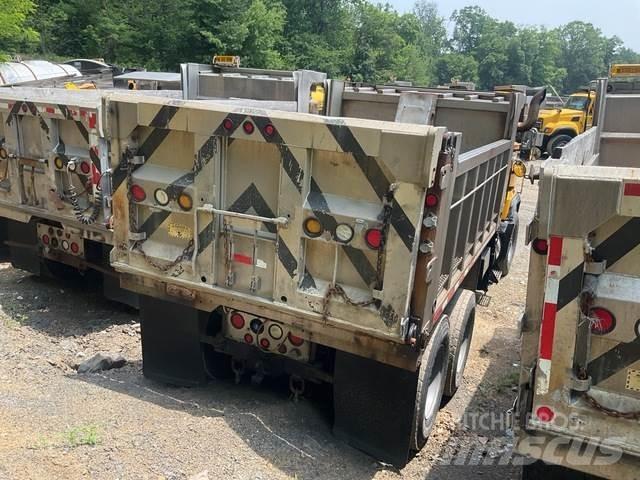 Mack RD688S معدات نشر الرمال والملح