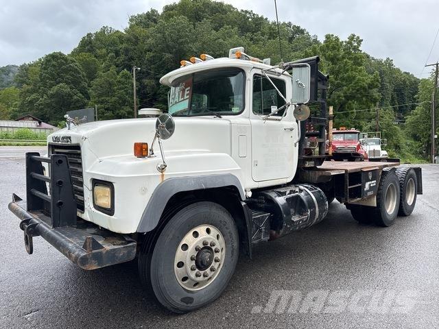 Mack RD688S شاحنات مسطحة/مفصلية الجوانب