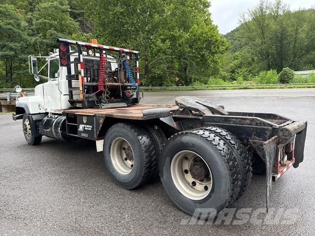 Mack RD688S شاحنات مسطحة/مفصلية الجوانب