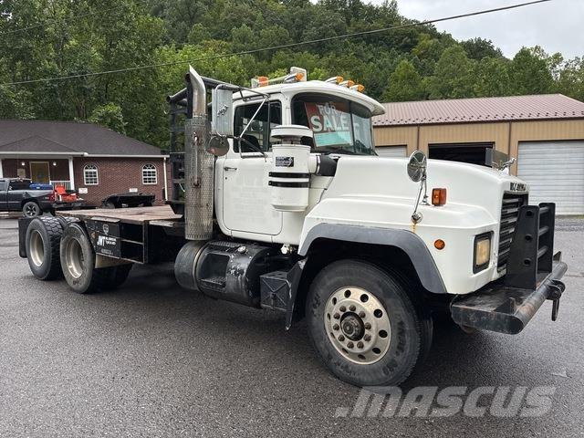 Mack RD688S شاحنات مسطحة/مفصلية الجوانب