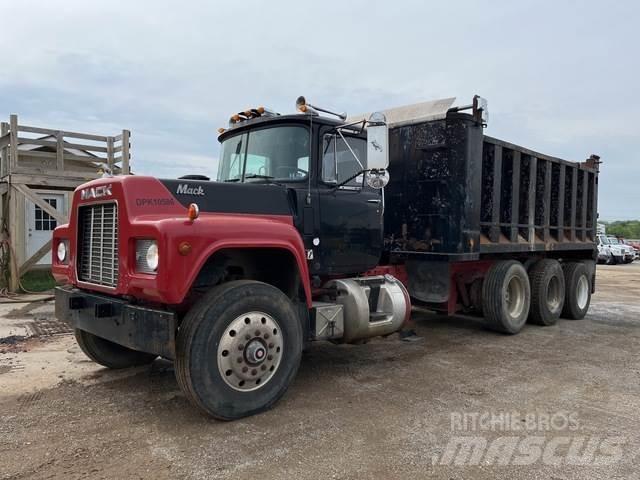Mack RD690S شاحنات قلابة
