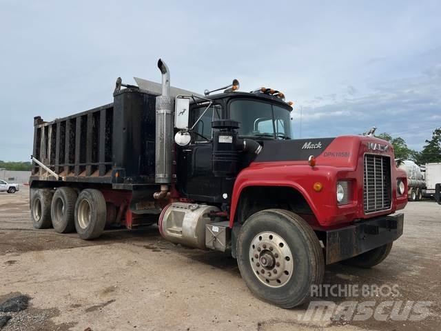 Mack RD690S شاحنات قلابة