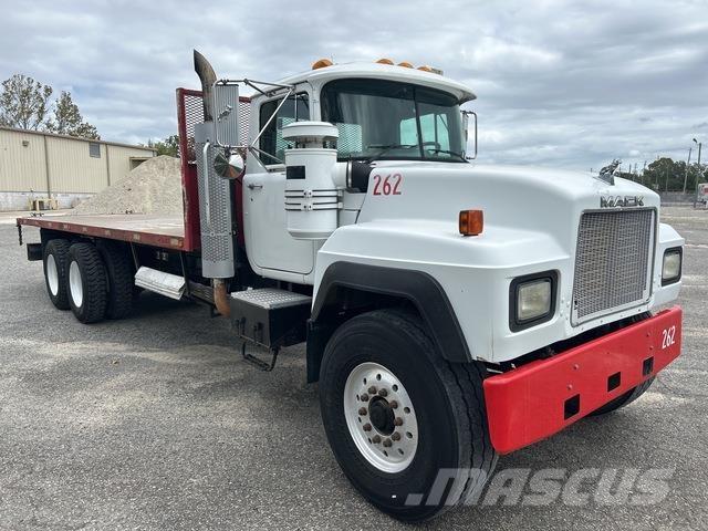 Mack RD690S شاحنات مسطحة/مفصلية الجوانب
