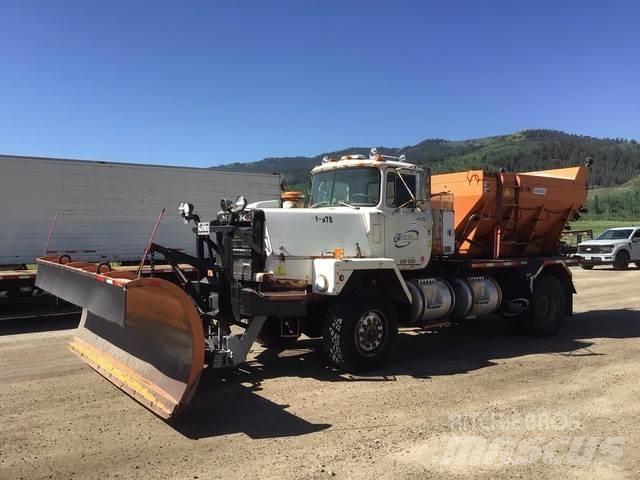 Mack RM6 حراثات ونصول الجليد