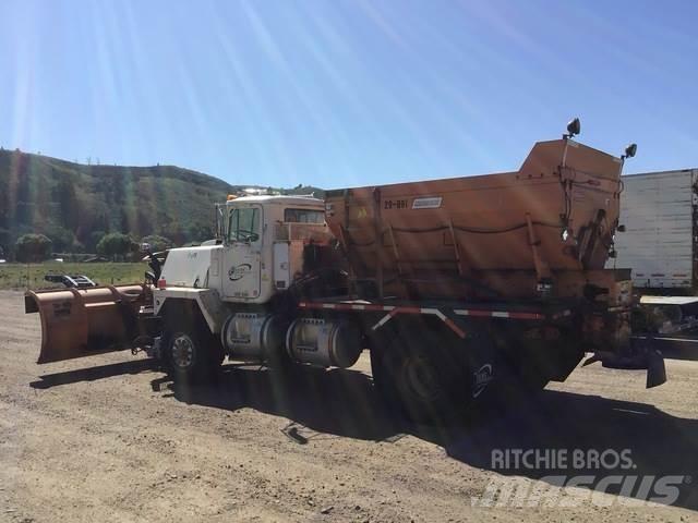 Mack RM6 حراثات ونصول الجليد
