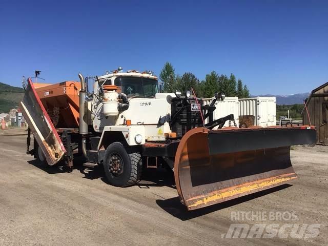 Mack RM6 حراثات ونصول الجليد