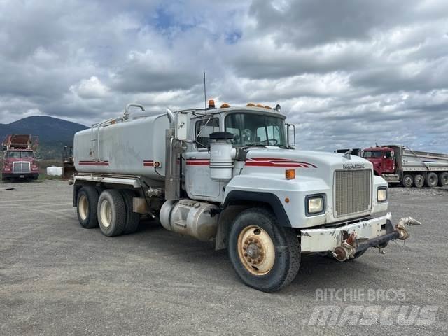 Mack U600 صهاريج مياه