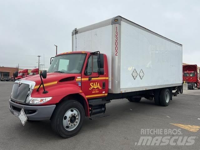 Navistar 4300 شاحنات ذات هيكل صندوقي