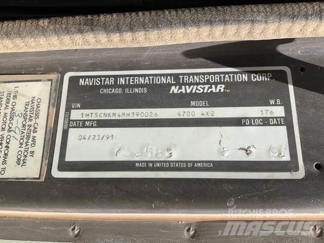 Navistar 4700 شاحنات ذات هيكل صندوقي