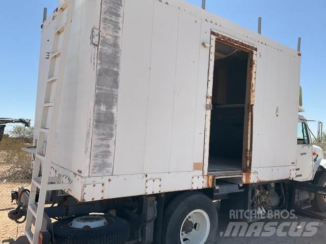 Navistar 4700 شاحنات ذات هيكل صندوقي