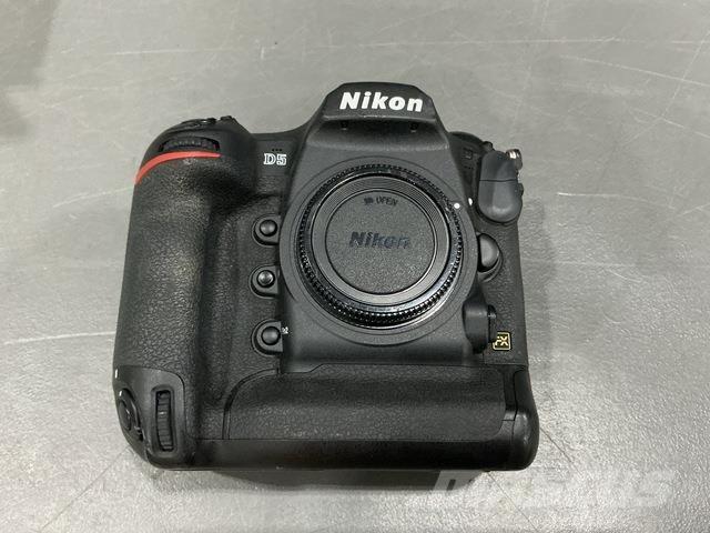  Nikon D5-a أخرى