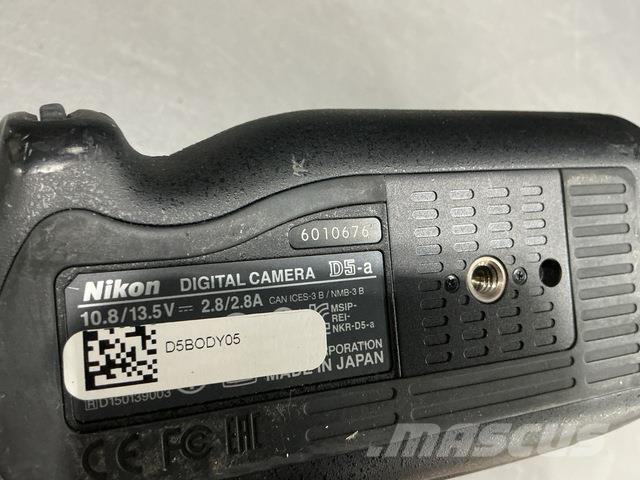  Nikon D5-a أخرى