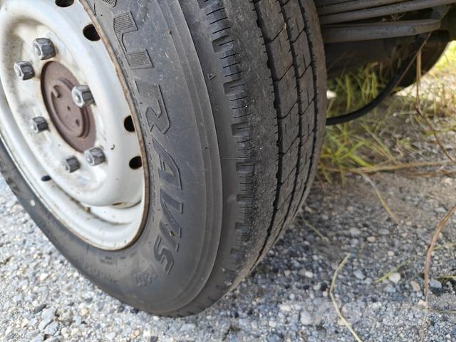 Nissan ATLAS شاحنات مسطحة/مفصلية الجوانب