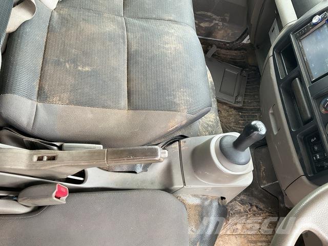 Nissan ATLAS شاحنات مسطحة/مفصلية الجوانب