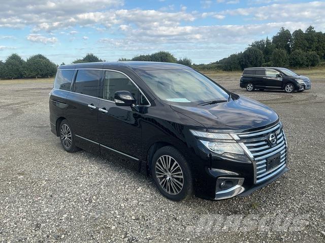 Nissan Elgrand حافلة صغيرة