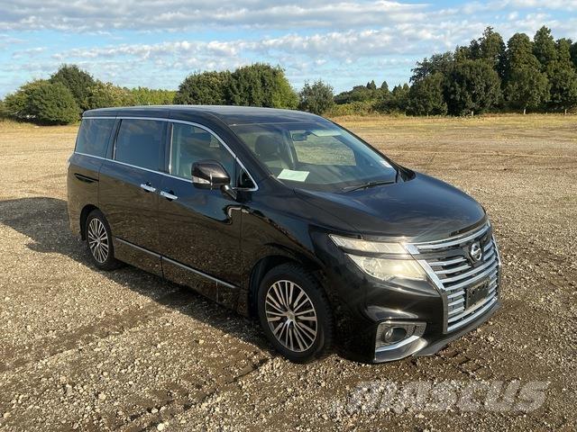 Nissan Elgrand حافلة صغيرة