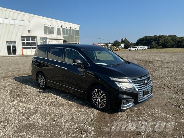 Nissan Elgrand حافلة صغيرة