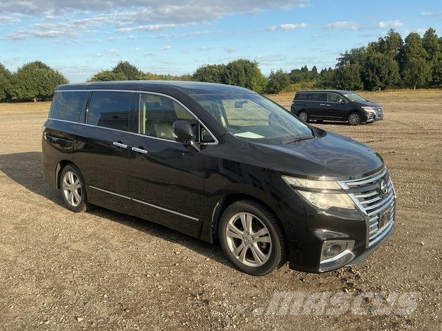 Nissan Elgrand حافلة صغيرة