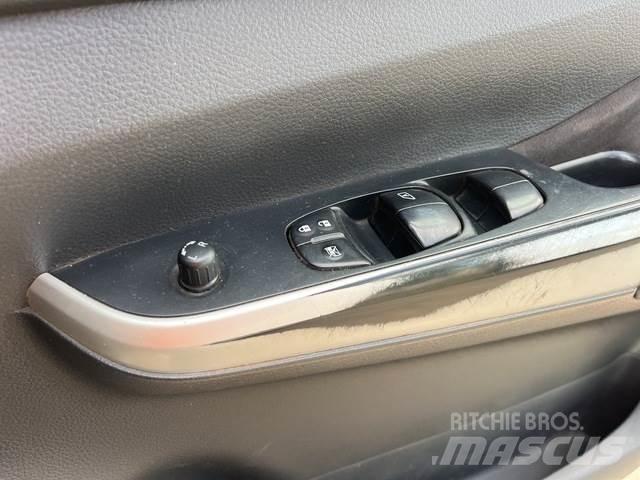 Nissan Navara شاحنات خفيفة/مفصلية الجوانب