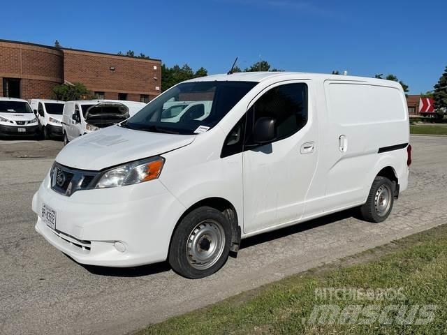 Nissan NV200 شاحنة مقفلة