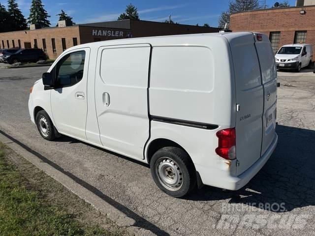 Nissan NV200 شاحنة مقفلة