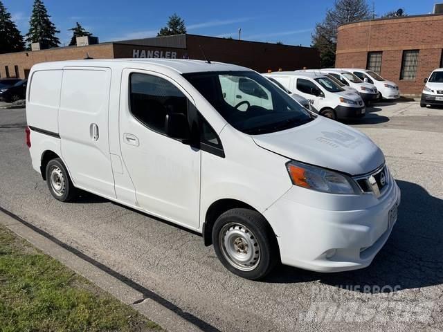 Nissan NV200 شاحنة مقفلة