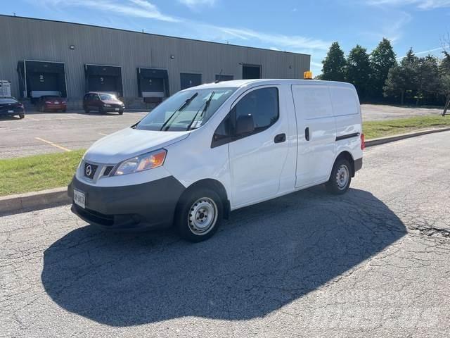 Nissan NV200 شاحنة مقفلة