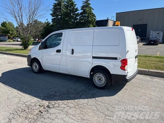 Nissan NV200 شاحنة مقفلة