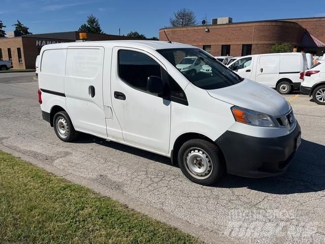 Nissan NV200 شاحنة مقفلة