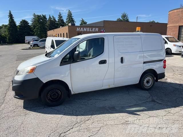 Nissan NV200 شاحنة مقفلة