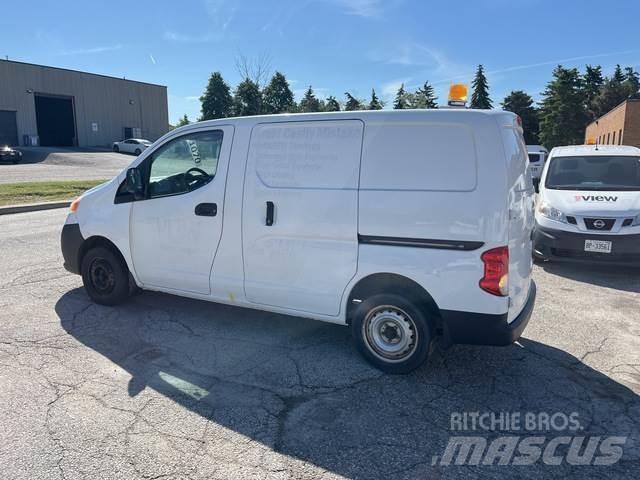 Nissan NV200 شاحنة مقفلة