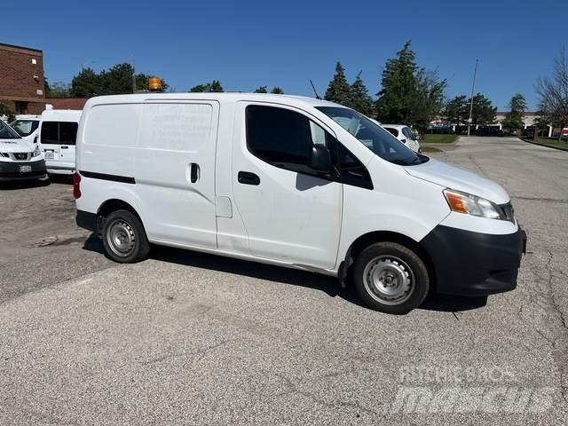 Nissan NV200 شاحنة مقفلة