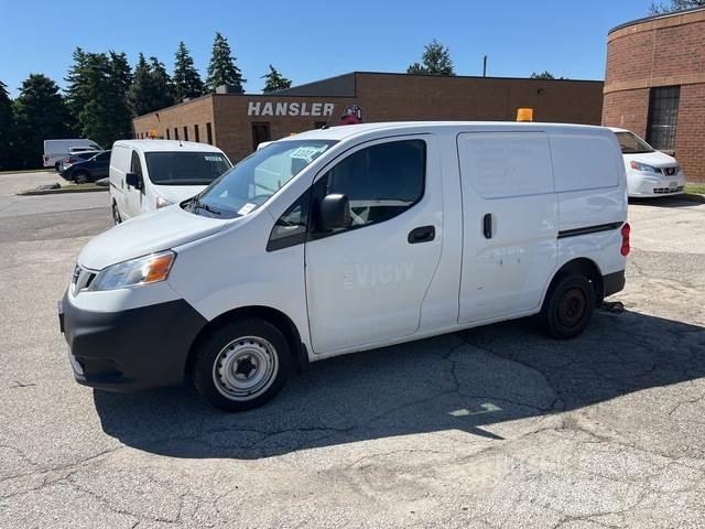 Nissan NV200 شاحنة مقفلة
